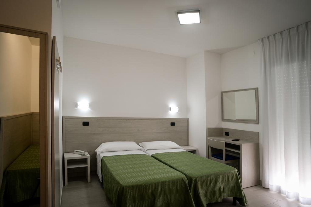 Hotel Clipper Джулианова Экстерьер фото