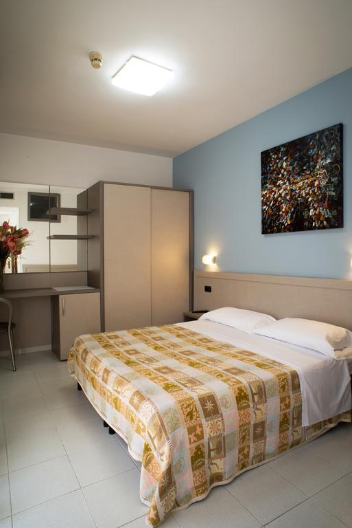 Hotel Clipper Джулианова Экстерьер фото