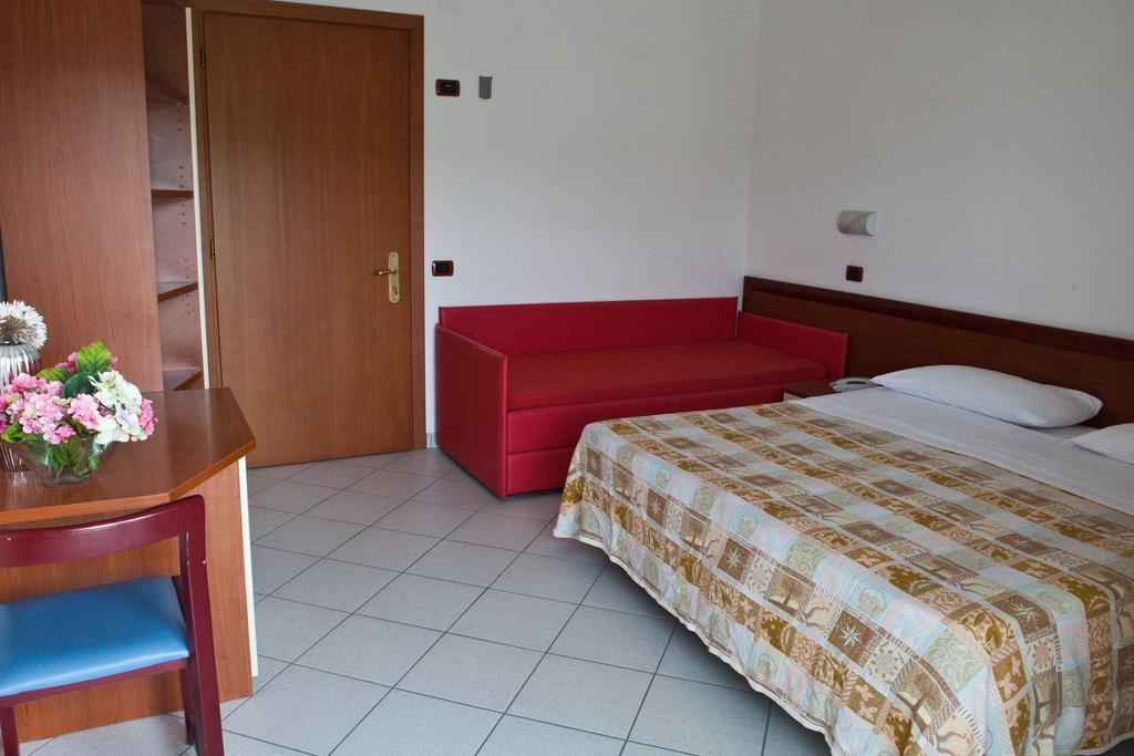 Hotel Clipper Джулианова Экстерьер фото