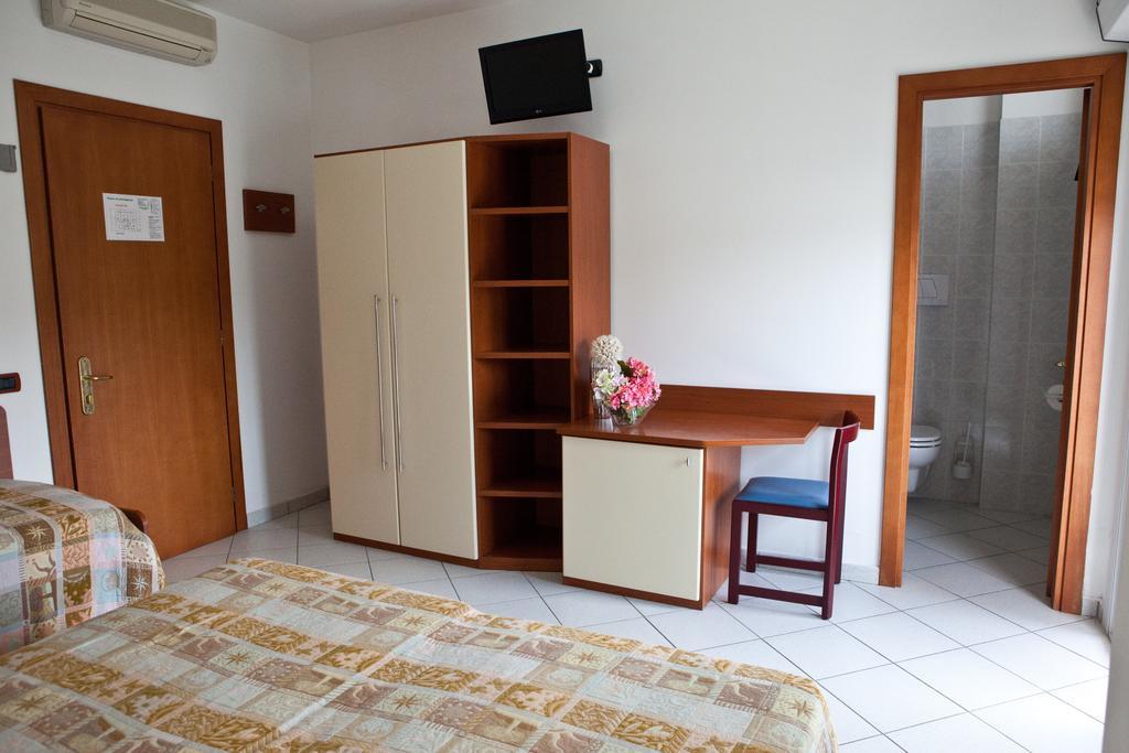 Hotel Clipper Джулианова Экстерьер фото
