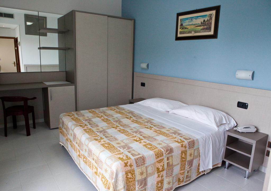 Hotel Clipper Джулианова Экстерьер фото