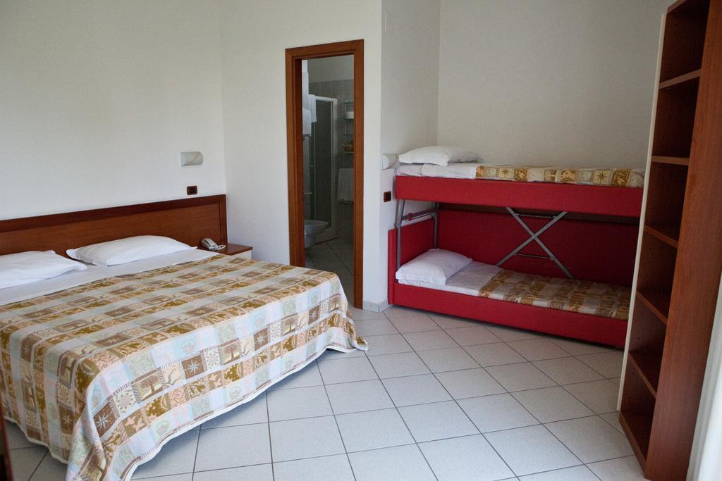 Hotel Clipper Джулианова Экстерьер фото