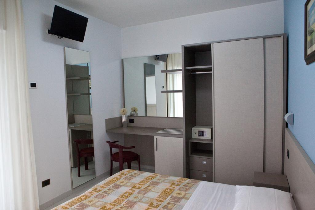 Hotel Clipper Джулианова Экстерьер фото